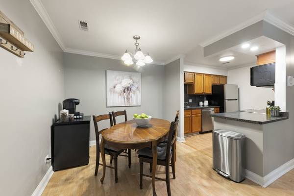 1482 Stonebridge CIR #C10, Wheaton, IL 60189
