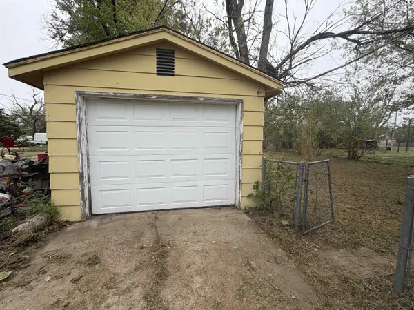 312 N Star St, Hutchinson, KS 67501