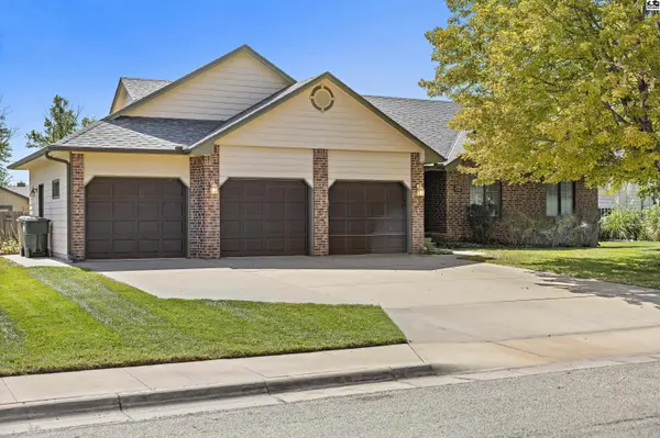 1011 Barberry Dr, Hutchinson, KS 67502