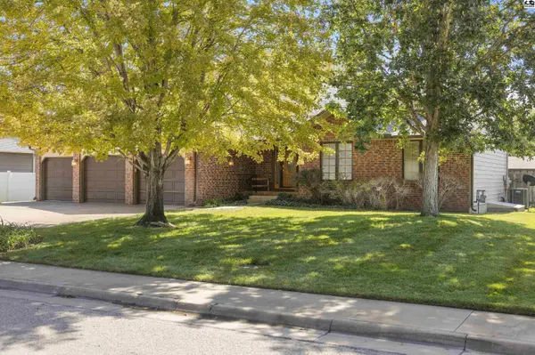 1011 Barberry Dr, Hutchinson, KS 67502