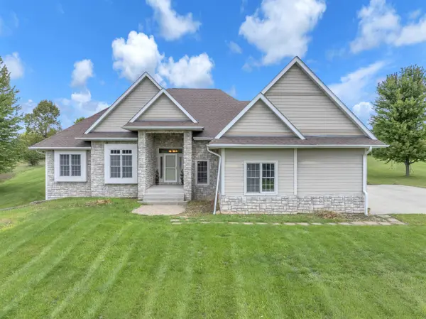 7611 FAIRWAY LN, West Bend, WI 53090