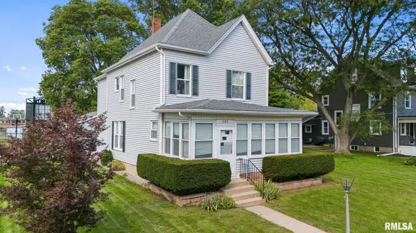 205 W BURTON AVE, Eureka, IL 61530