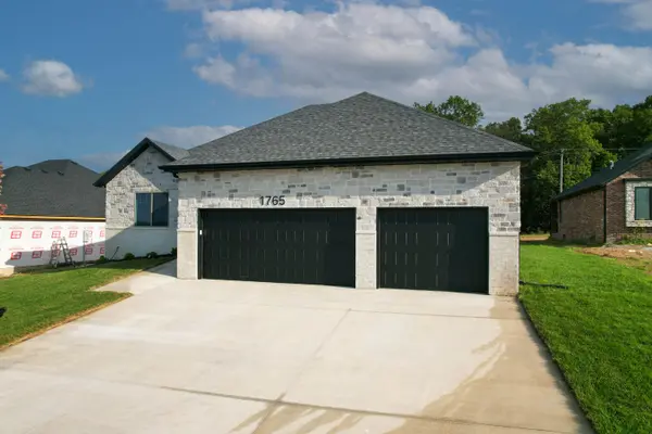 1765 W Gaslight DR, Springfield, MO 65810