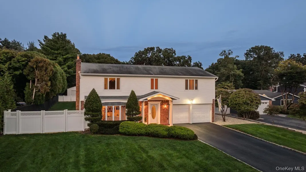 123 Old Post DR, Hauppauge, NY 11788