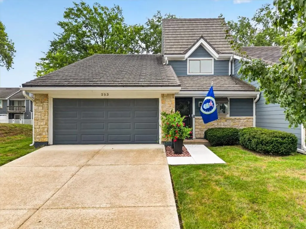 253 NE Edgewater DR, Lee's Summit, MO 64064