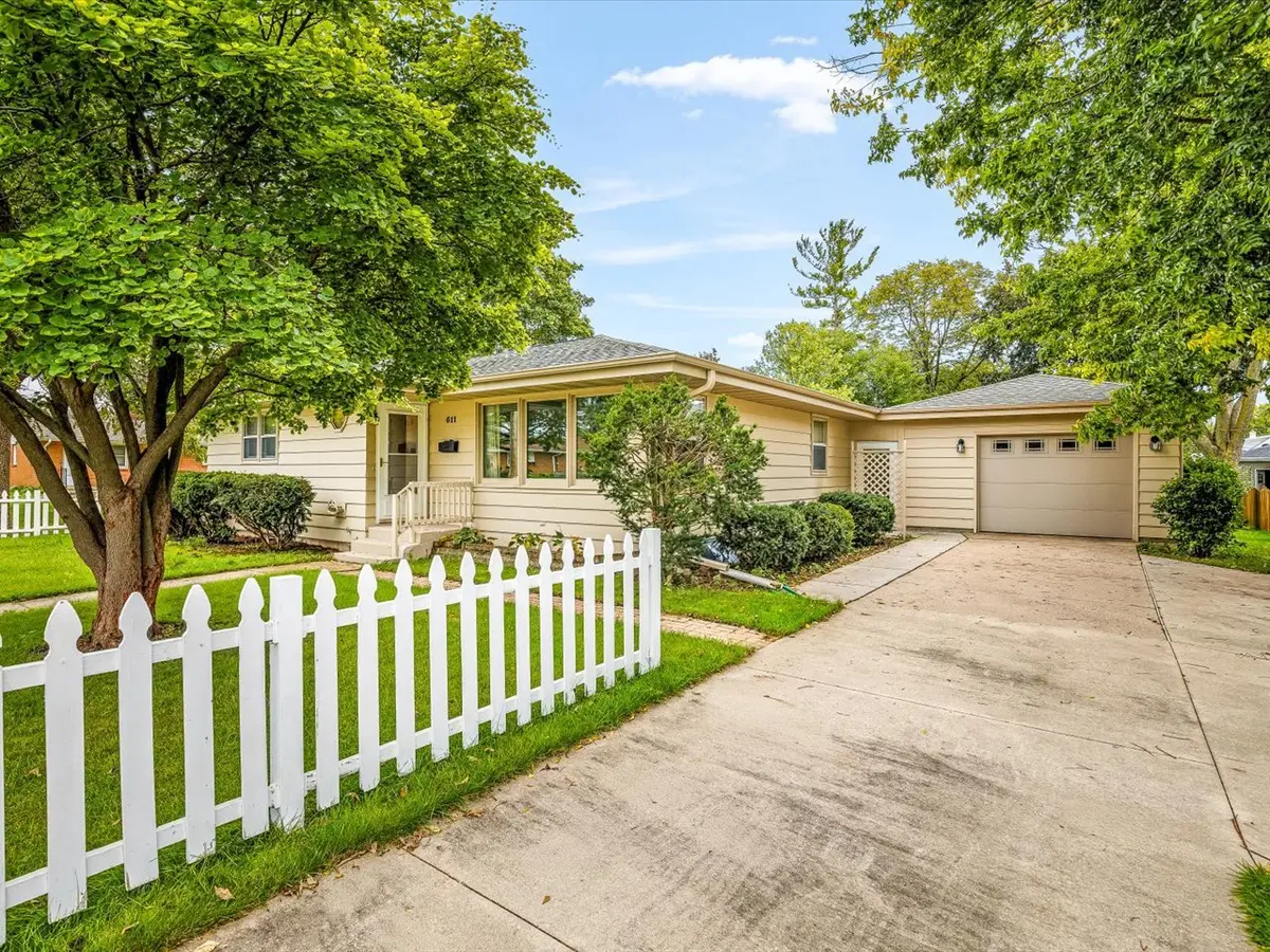 611 E 6th ST, Belvidere, IL 61008
