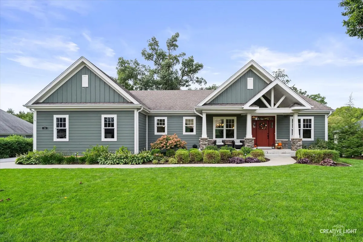 25 Retreat CT, South Elgin, IL 60124