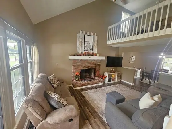 201 W Foxwood DR, Raymore, MO 64083
