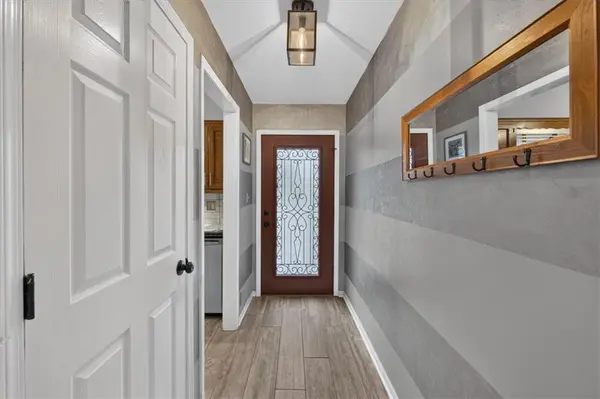 253 NE Edgewater DR, Lee's Summit, MO 64064