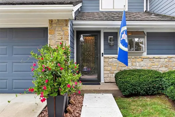 253 NE Edgewater DR, Lee's Summit, MO 64064