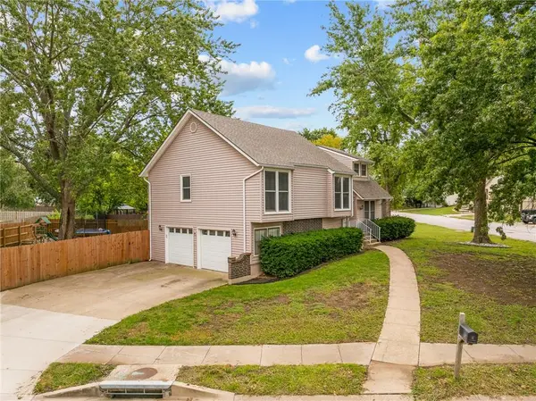 3712 SW Christiansen DR, Blue Springs, MO 64014