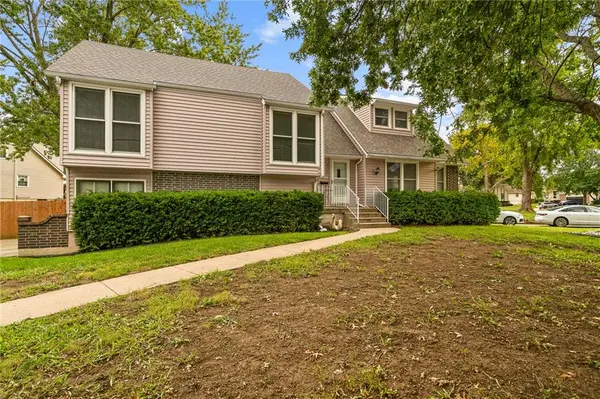 3712 SW Christiansen DR, Blue Springs, MO 64014