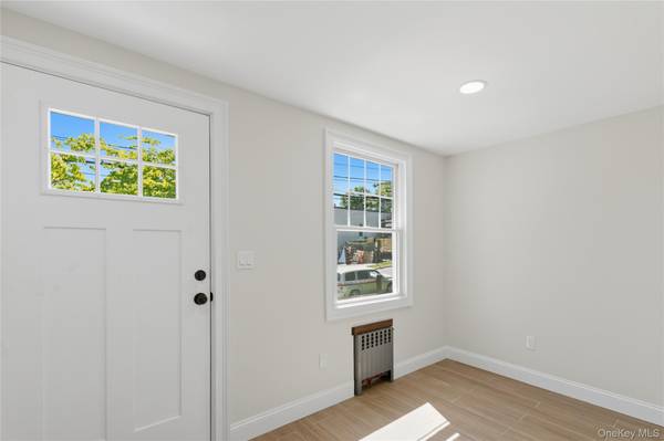 1 Alvin ST #2, Glen Cove, NY 11542
