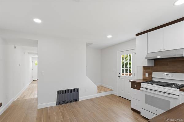 1 Alvin ST #2, Glen Cove, NY 11542