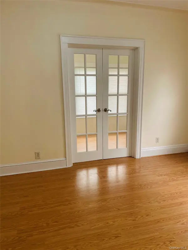 16 Evergreen DR #1, North Lindenhurst, NY 11757