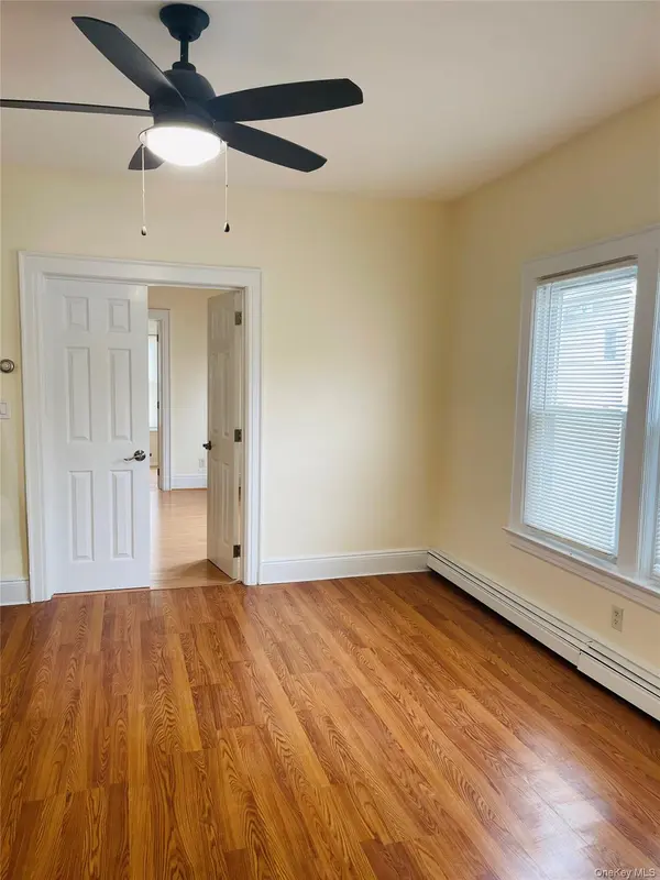 16 Evergreen DR #1, North Lindenhurst, NY 11757