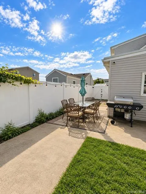 14 E Seacrest AVE, Lindenhurst, NY 11757