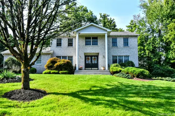 18 Gleeful LN, Valley Cottage, NY 10989