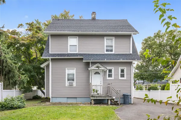 8 Rolling ST, Lynbrook, NY 11563