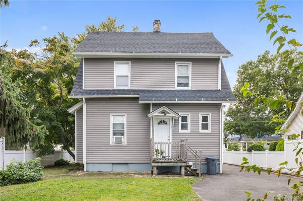 8 Rolling ST, Lynbrook, NY 11563