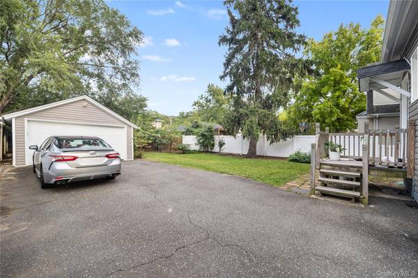 8 Rolling ST, Lynbrook, NY 11563