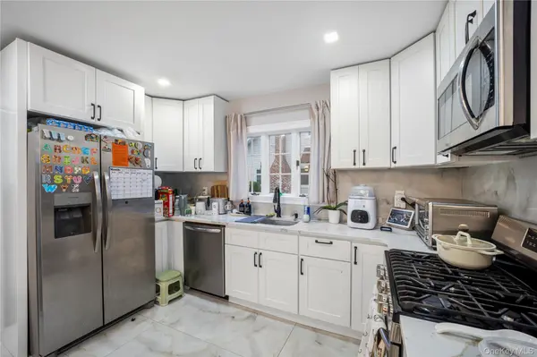 8 Rolling ST, Lynbrook, NY 11563