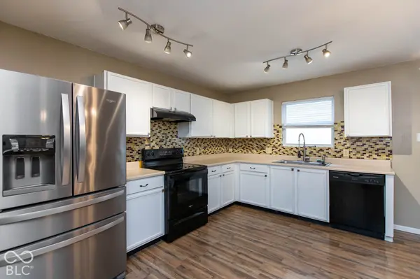 912 Brookstone DR, Franklin, IN 46131
