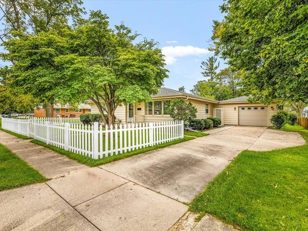 611 E 6th ST, Belvidere, IL 61008