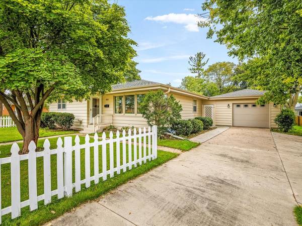 611 E 6th ST, Belvidere, IL 61008