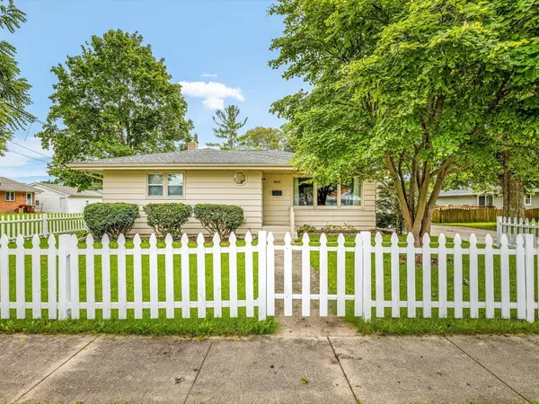 611 E 6th ST, Belvidere, IL 61008