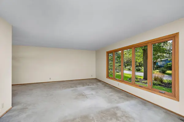 6015 Stoneybrook DR, Minnetonka, MN 55345