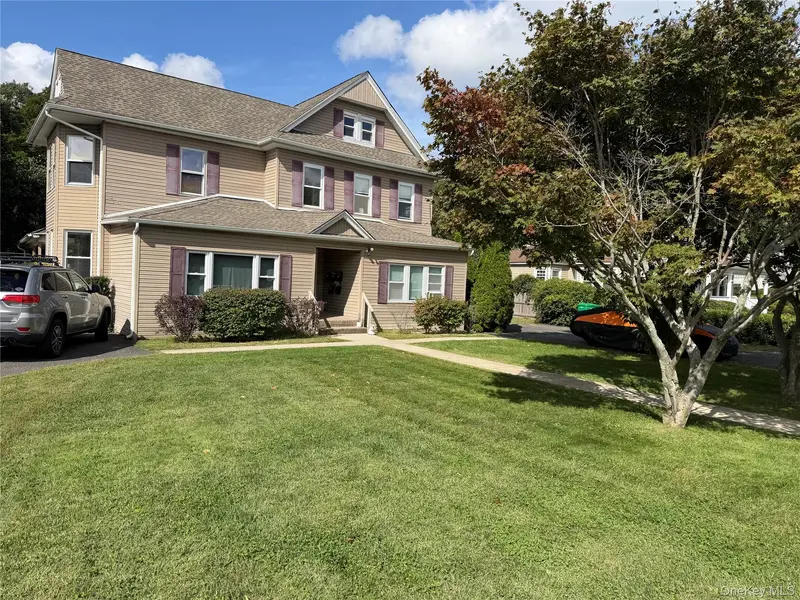 40 Tyler AVE #4, West Sayville, NY 11796