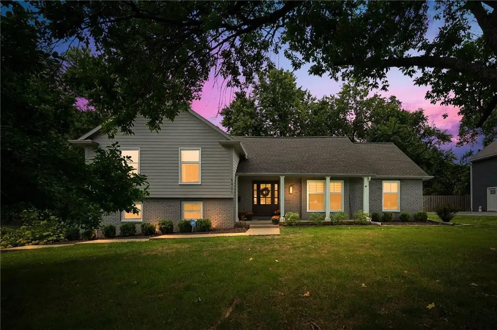 5421 W 96th TER, Overland Park, KS 66207