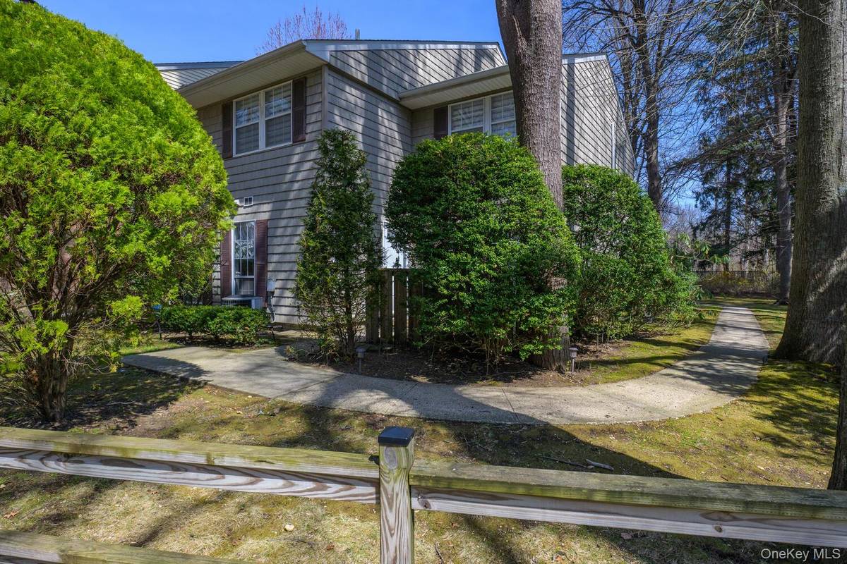 2 Woodtree DR, Woodbury, NY 11797