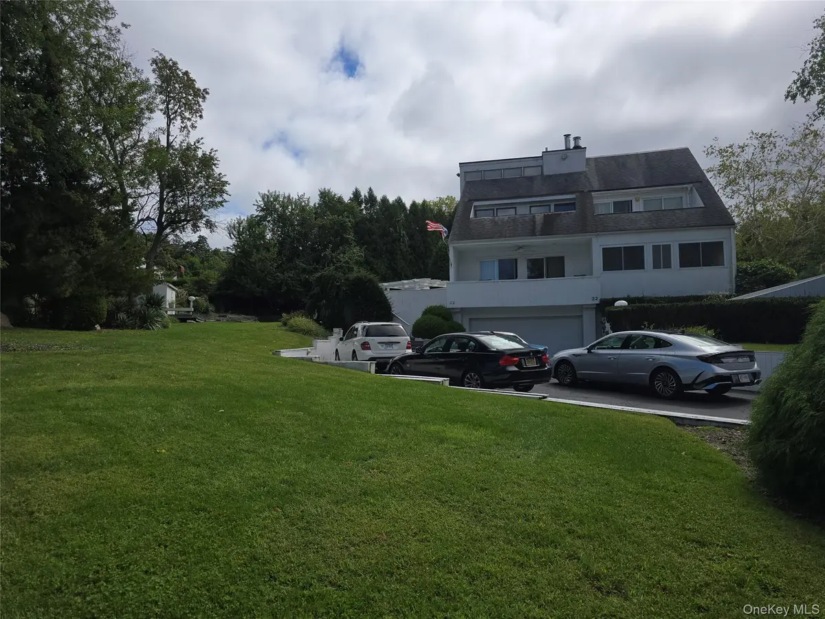 22 Waters Edge LN, Mount Sinai, NY 11766