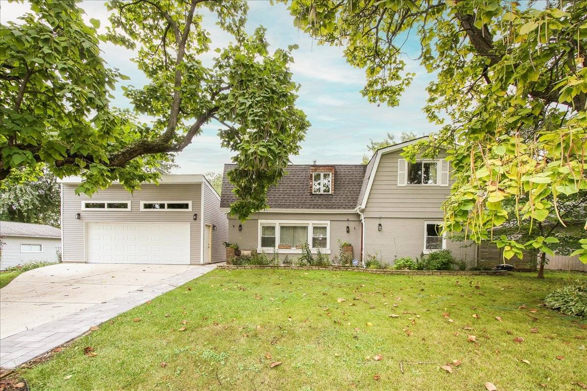 63 Fairway RD, Lake Zurich, IL 60047