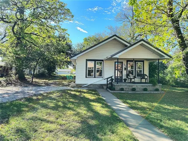 705 N Clay ST, Nevada, MO 64772