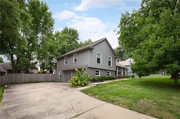 5421 W 96th TER, Overland Park, KS 66207
