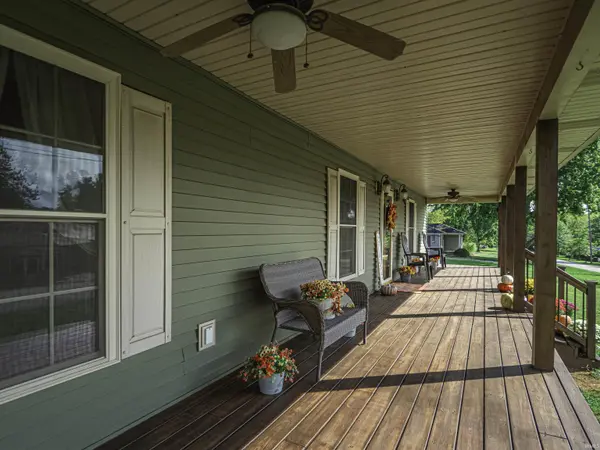 402 S Lakeview DR, Petersburg, IN 47567-8858