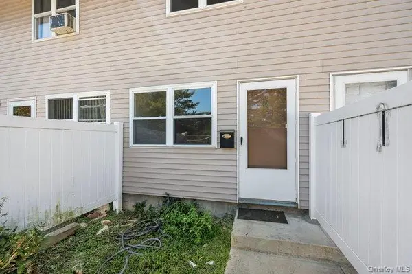 62 Townhouse RD #62, Huntington Station, NY 11746