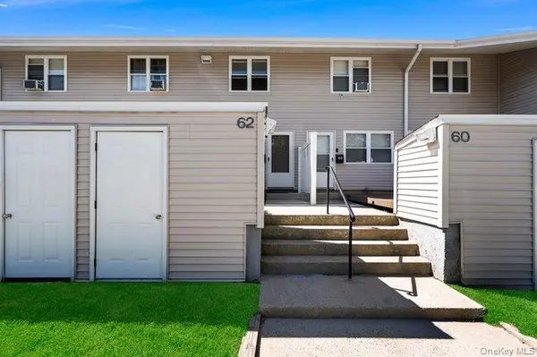 62 Townhouse RD #62, Huntington Station, NY 11746