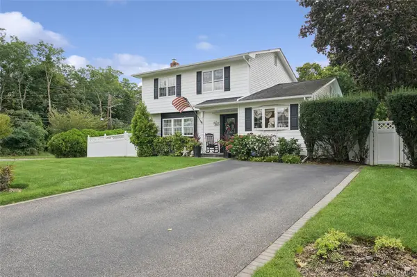 50 Plane Tree LN, Saint James, NY 11780