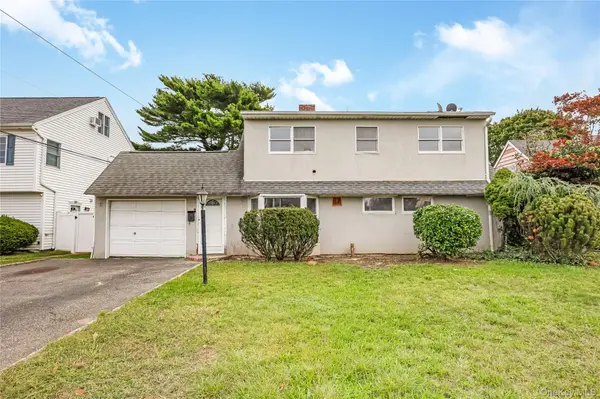 22 Tarry LN, Levittown, NY 11756