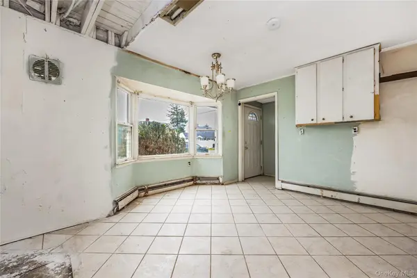 22 Tarry LN, Levittown, NY 11756