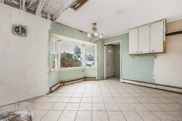 22 Tarry LN, Levittown, NY 11756