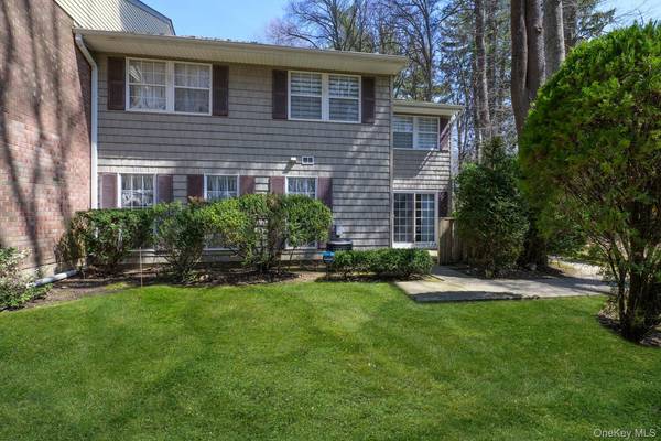 2 Woodtree DR, Woodbury, NY 11797