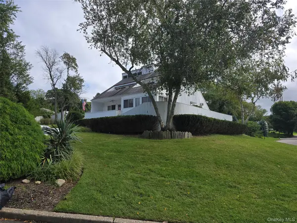 22 Waters Edge LN, Mount Sinai, NY 11766