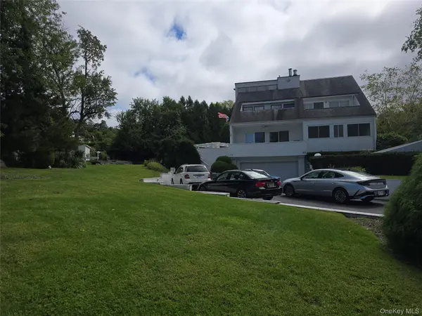 22 Waters Edge LN, Mount Sinai, NY 11766