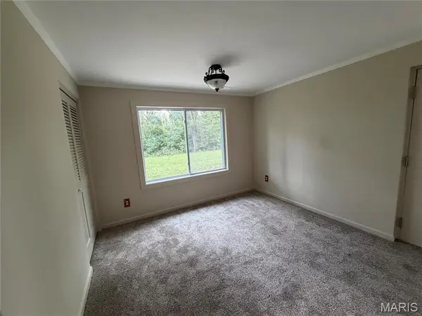 2 Country Hill LN, Belleville, IL 62221