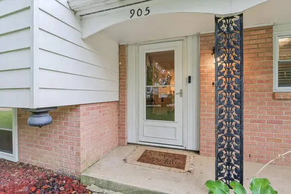 905 Stratford DR, Champaign, IL 61821